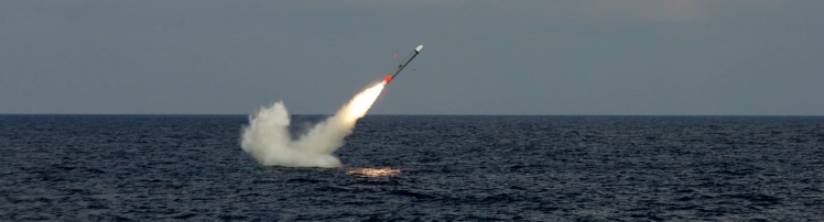 Peluncuran Tomahawk dari Kapal Selam. [Sumber Raytheon.com]
